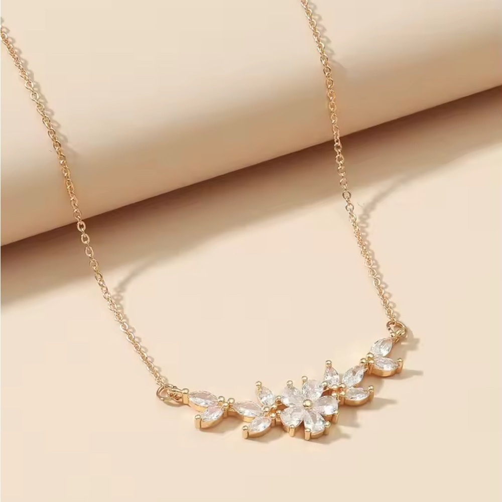18K Gold Diamond Flower & Leaves Accent Station Necklace Bridal Wedding Clavicle